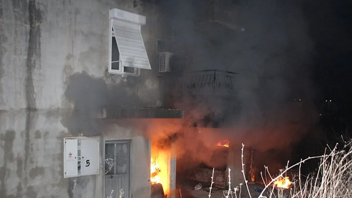 Ailesinin evini ateşe verdi: Ekiplere silah çekip zorluk çıkardı! Ailesinin evini ateşe verdi: Ekiplere silah çekip zorluk çıkardı!