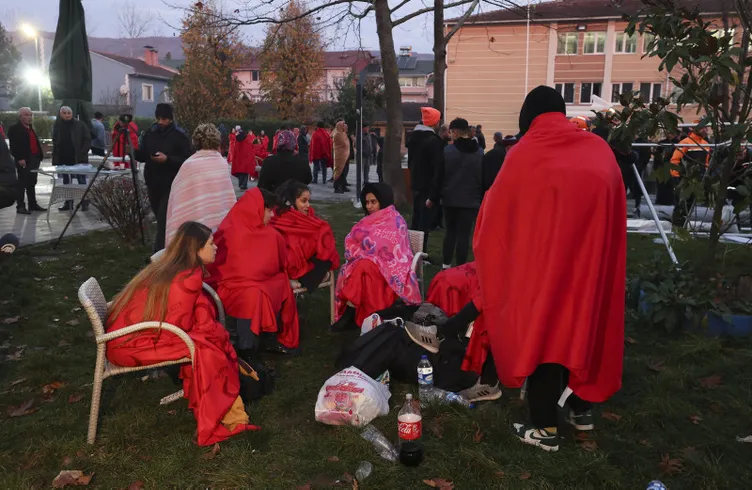 SON DAKİKA: Düzce’de 5,9’luk deprem: Ankara ve İstanbul deprem ile sarsıldı! İşte deprem bölgesinden son haberler