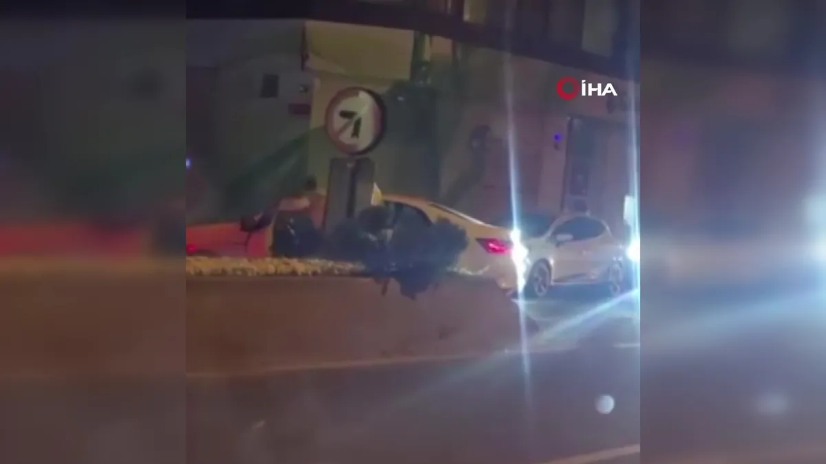 Bayrampaşa’da yasak U dönüşü yapan sürücüyü böyle darp ettiler! | Video videosunu izle Bayrampaşa’da yasak U dönüşü yapan sürücüyü böyle darp ettiler! | Video videosunu izle