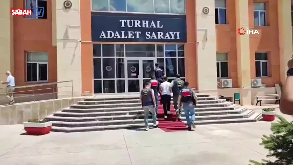 Tokat’ta 24 yıl 9 ay hapis cezası bulunan firari jandarma operasyonuyla yakalandı | Video videosunu izle Tokat’ta 24 yıl 9 ay hapis cezası bulunan firari jandarma operasyonuyla yakalandı | Video videosunu izle