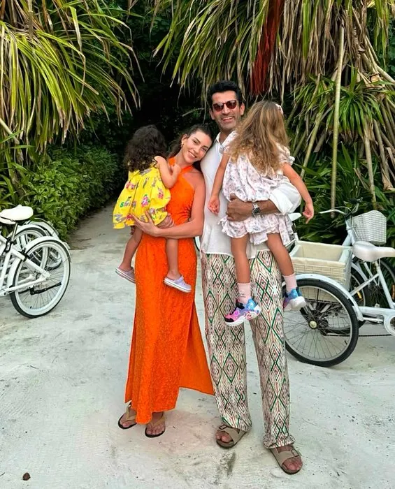 Anneliğiyle bir kez daha hayran bıraktı! Sinem Kobal ve kızı minik Leyla sosyal medyayı salladı! Böyle güzellik görülmedi