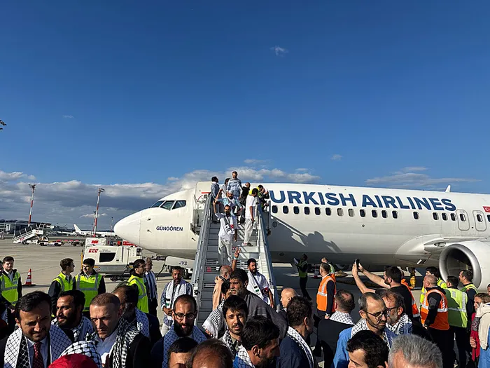 Son dakika | Sumud Filosu'nda yer alan vatandaşlarımız ülkeye döndü: 36'sı Türk 137 aktivisti taşıyan uçak İstanbul'a indi!
