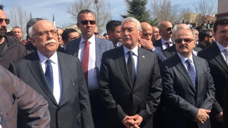 Üniversitede öldürülen görevlilerin için tören düzenlendi