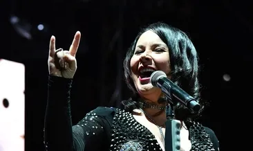 Şebnem Ferah sahnede düştü