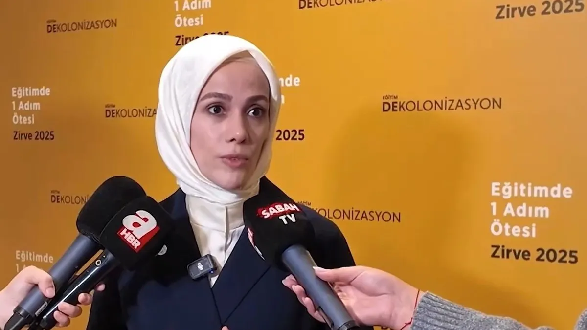 Esra Albayrak’tan öğrencilere ve eğitimcilere önemli mesaj: Bilgiyi kimin ürettiğini takip ederseniz zihinlerinizi yöneten o gizli eli de keşfedersiniz Esra Albayrak’tan öğrencilere ve eğitimcilere önemli mesaj: Bilgiyi kimin ürettiğini takip ederseniz zihinlerinizi yöneten o gizli eli de keşfedersiniz