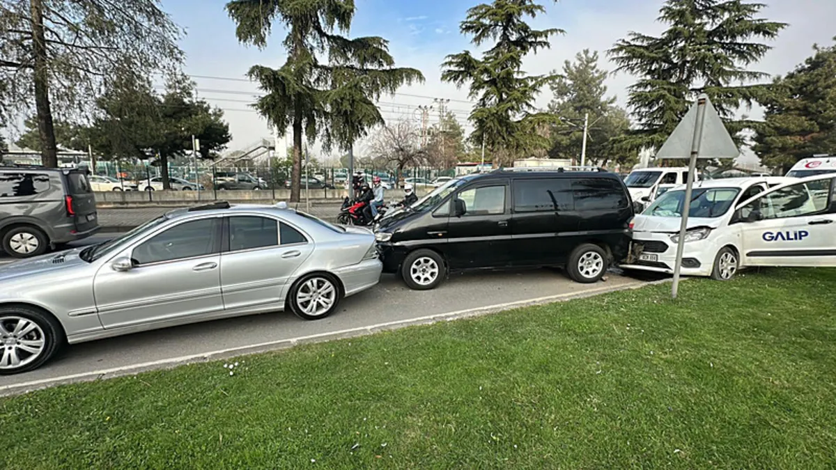 Samsun’da 4 araç zincirleme kazaya karıştı: 3 yaralı Samsun’da 4 araç zincirleme kazaya karıştı: 3 yaralı