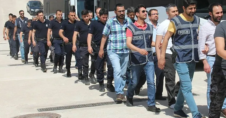 Son Dakika: FETÖ operasyonunda gözaltina alinan 18 subay adliyeye sevk edildi