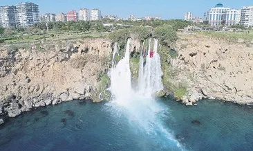 Düden Şelalesi’ne çifte bayrak asıldı