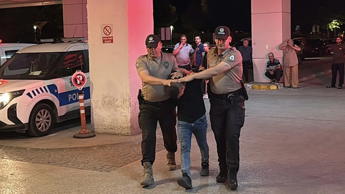 Durdurulan minibüsten 24 kaçak göçmen çıktı Durdurulan minibüsten 24 kaçak göçmen çıktı