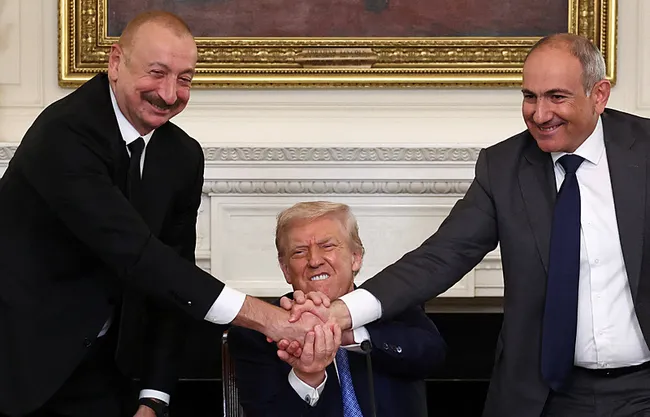 dunyanin-gozu-bu-zirvede-ilham-aliyev-ve-nikol-pasinyan-beyaz-sarayda-anlasti-1754690959490.jpeg