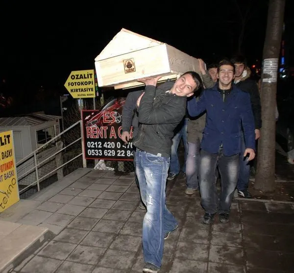 İntihar etmek isteyen gence vatandaş tabut fırlattı