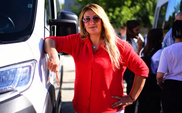 kadin-servis-soforu-14-yildir-direksiyon-salliyor-1695026656770.jpg
