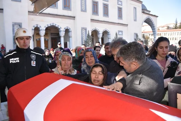 depremde-vefat-eden-polis-memuru-ogretmen-ve-7-yasindaki-cocuk-son-yolculuga-ugurlandi-1675861826941.jpg