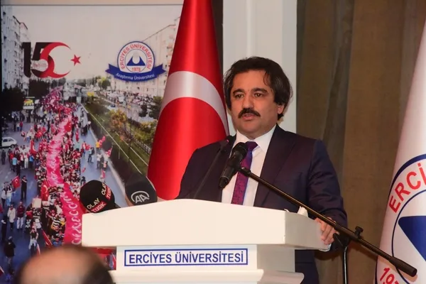 cumhurbaskani-basdanismani-kucukyilmazdan-15-temmuz-postmodern-hacli-seferi-mi-konferansi-1658245101926.jpeg