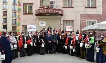 Evlat nöbeti tutan annelere karanfil