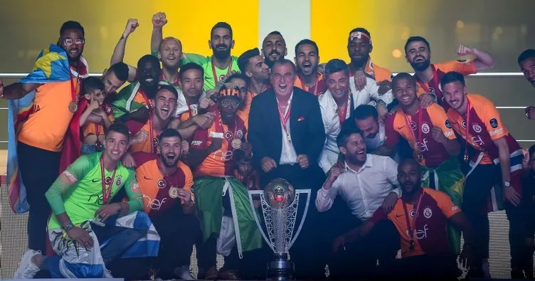 Galatasaray şampiyonluk kupasını kavuştu! İşte o anlar