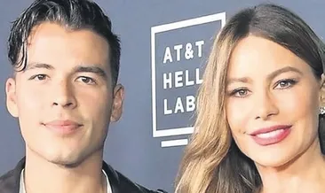 Oğlu Manolo ile davette görüntülendi