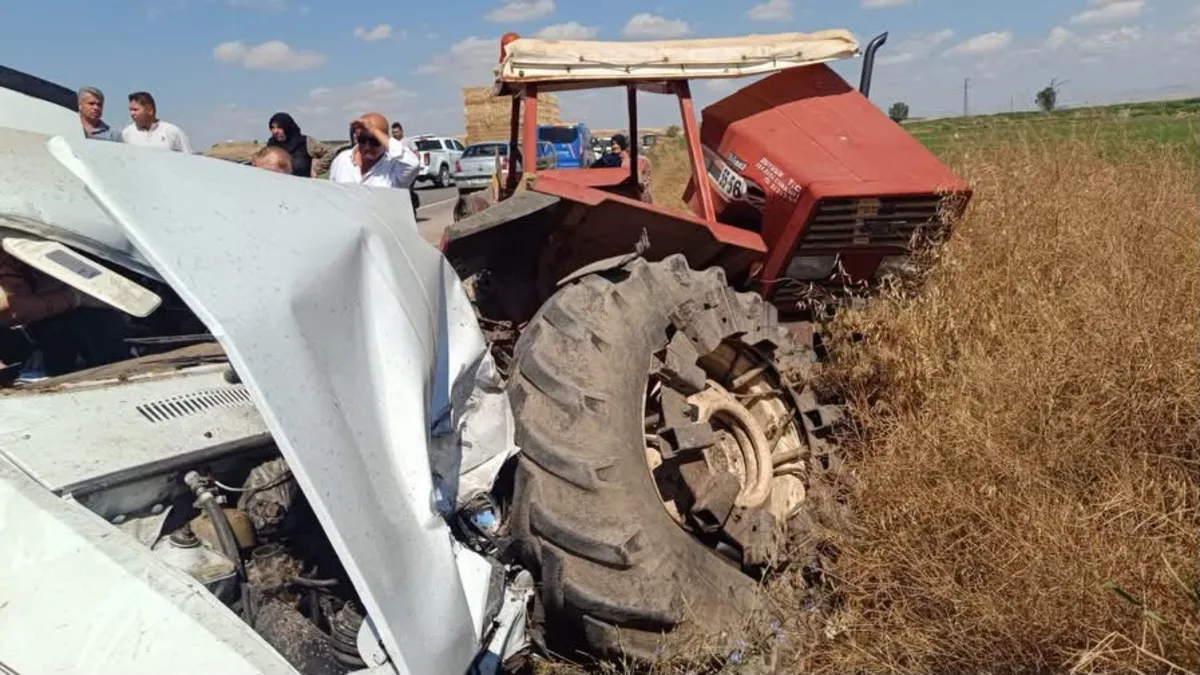Çankırı'da otomobilin park halindeki traktöre çarptığı kaza yerinden genel görünüm.