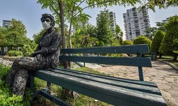 Antalya’daki maskeli heykel görenleri şaşırttı