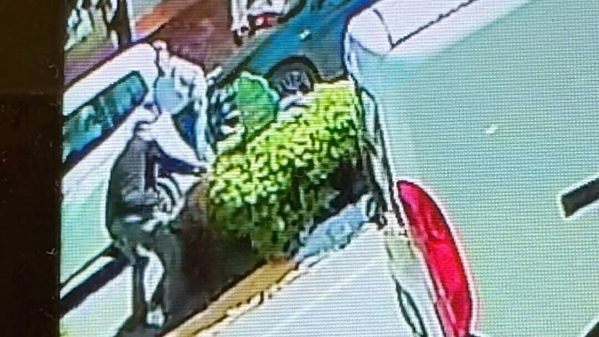 Adliye önünde dehşet: Boşanma aşamasındaki eşine saldırdı! Sırtından bıçakladığı anlar kamerada Adliye önünde dehşet: Boşanma aşamasındaki eşine saldırdı! Sırtından bıçakladığı anlar kamerada