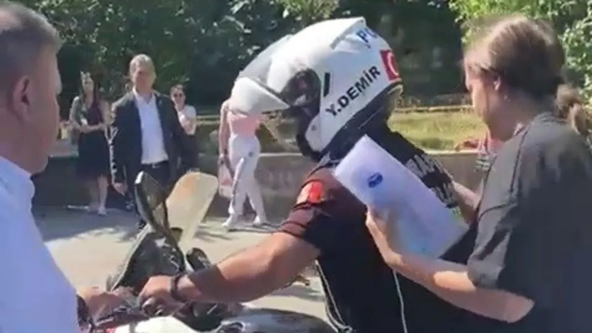 Yanlış okula giden öğrenciyi 1 dakikayla polis yetiştirdi Yanlış okula giden öğrenciyi 1 dakikayla polis yetiştirdi