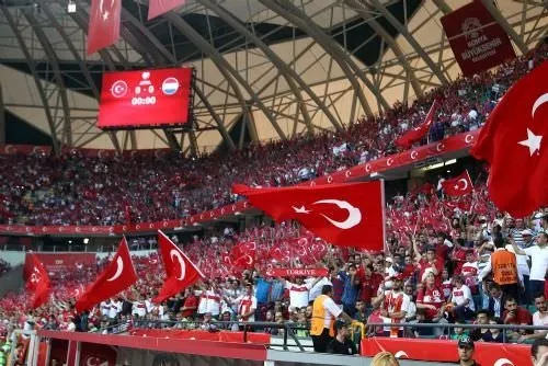 Başbakan golleri ayakta alkışladı