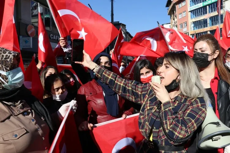 SON DAKİKA HABERİ: Hakkari'de bayraklı protesto! Kadınlardan Diyarbakır annelerine destek...