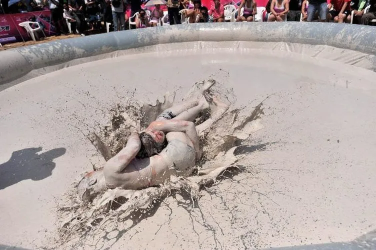 Çin’de kadınlararası çamurda güreş yarışması