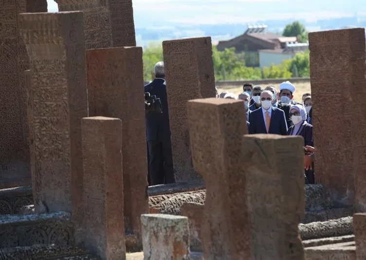 Başkan Erdoğan'dan Malazgirt Zaferi kutlamaları öncesi Ahlat Selçuklu Meydan Mezarlığı'na ziyaret