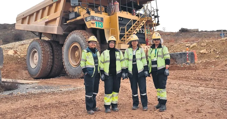 Altın madeninde çelik bilekli kadınlar