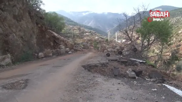 Depremin yıkamadığını dağdan kopan kayalar yıktı | Video