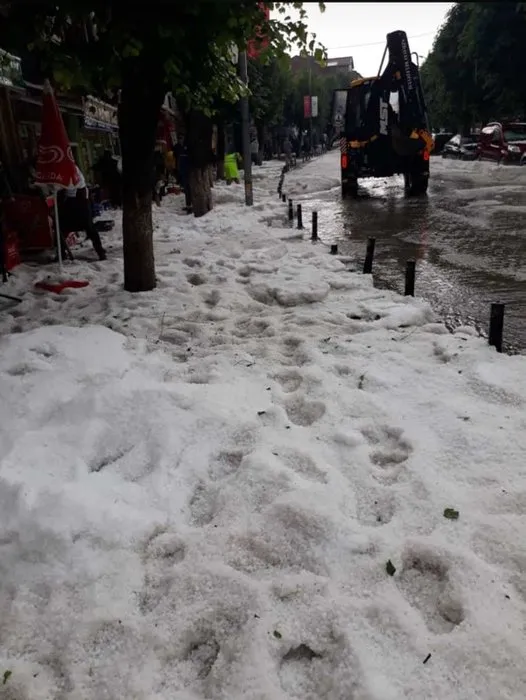 Kastamonu’ya 15 dakika süren dolu yağışı kenti beyaza bürüdü