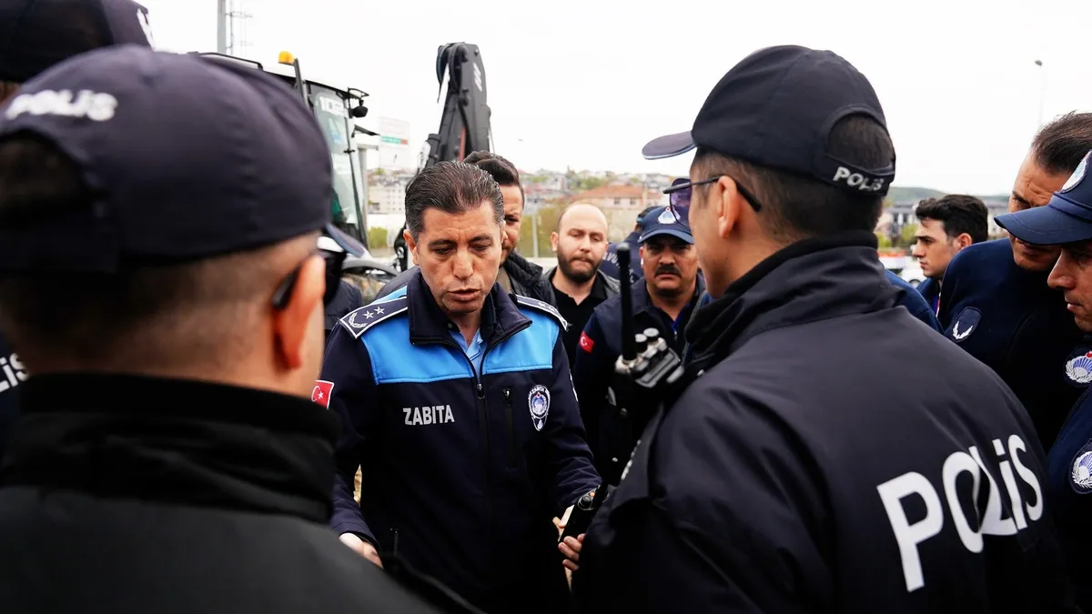 Arnavutköy’de hizmete İBB engeli: CHP’li meclis üyeleri ve zabıtalar çalışmalara müdahale etti! Arnavutköy’de hizmete İBB engeli: CHP’li meclis üyeleri ve zabıtalar çalışmalara müdahale etti!