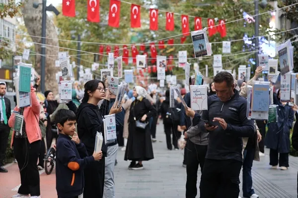 kocaelide-kitap-fuari-gelenegi-surdu-kitaplar-yine-agaclarda-acti-1759509379924.jpg