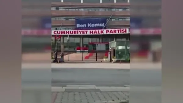 CHP Genel Merkezi, 'Ben Kemal, geliyorum' afişini indirdi