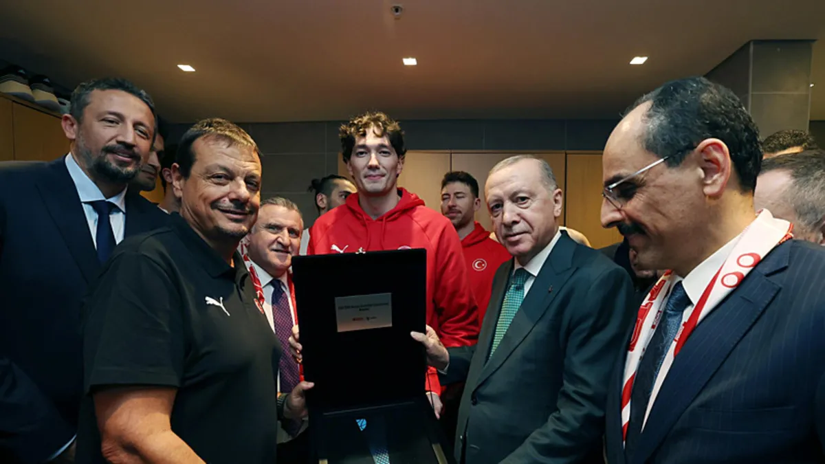 Başkan Erdoğan, A Milli Erkek Basketbol Takımı'nı tebrik etti! Karşılaşmayı tribünden takip etti
