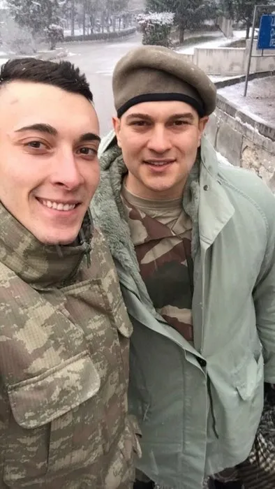Yakışıklı oyuncu Çağatay Ulusoy’un fanları asker ocağında da yalnız bırakmadı!
