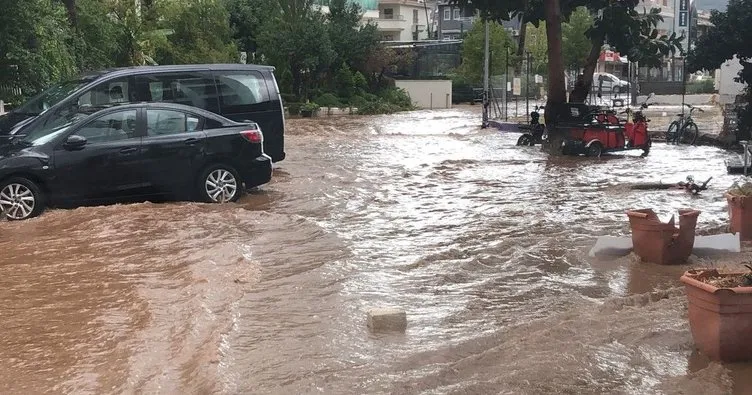 Muğla Marmaris’i sağanak vurdu: Yollar ve caddeler göle döndü!