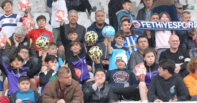 Fethiyespor maçında depremzede çocuklar için oyuncak toplandı