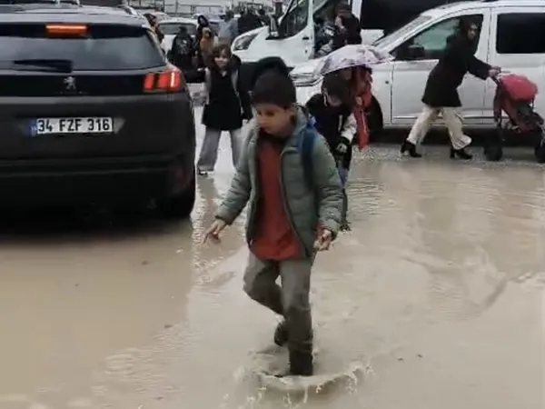 nusaybinde-saganak-yagmur-sonrasi-yollar-gole-dondu-ogrenciler-suyun-icinden-okula-gitti-1768314843286.jpg