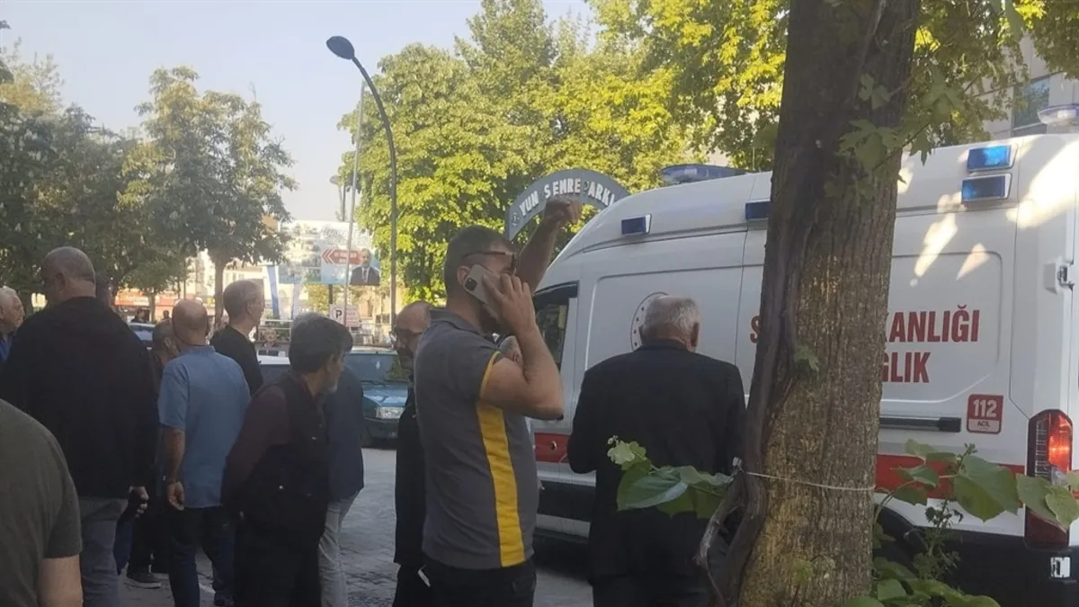 Sakarya’da sokak ortasında dehşet: Cani eşi silahla vurdu! Yaralı kadın berber dükkanına sığındı Sakarya’da sokak ortasında dehşet: Cani eşi silahla vurdu! Yaralı kadın berber dükkanına sığındı