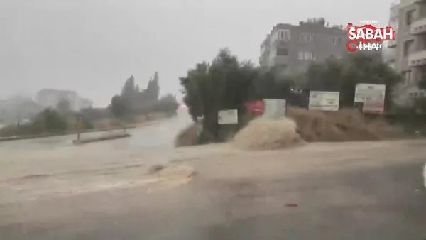 Bursa'da yağış etkili oldu: Yollar göle döndü | Video