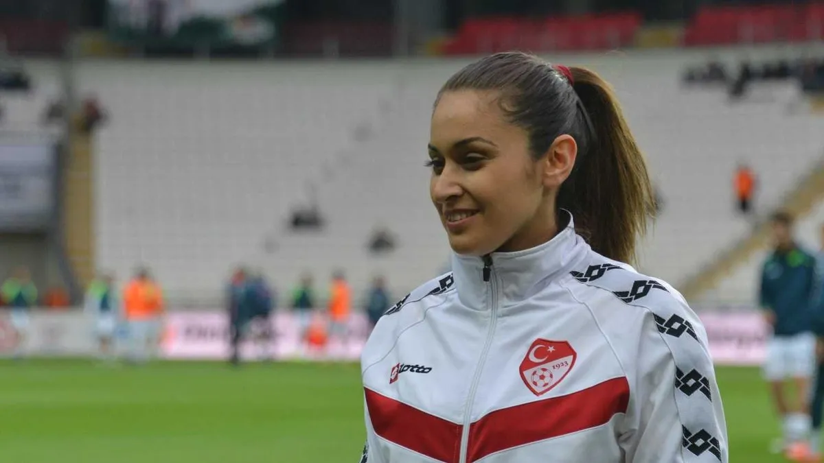İlk kadın VAR hakemi Neslihan Muratdağı oldu