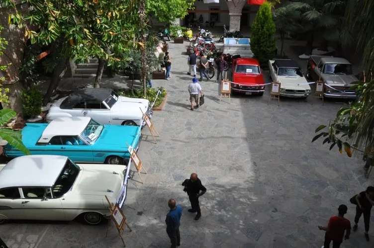 Kuşadası’nda antika otomobil, motosiklet ve soba sergisi