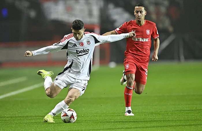 besiktas-twentede-play-off-icin-sahada-ilk-yarida-gol-cikmadi-1738270664429.jpg