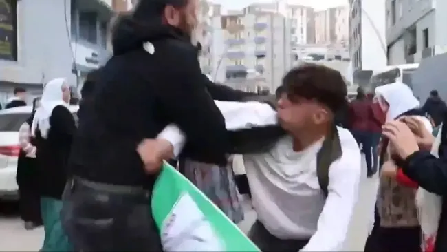 chpnin-ortagi-dem-parti-yine-teror-propagandasina-ev-sahipligi-yapti-1708791802541.jpeg CHP'nin ortağı DEM Parti yine terör propagandasına ev sahipliği yaptı: 6 kişi gözaltında