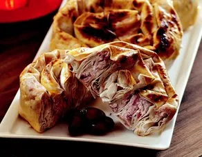 Kızılcıklı ve Keçi Peynirli Pita Börek