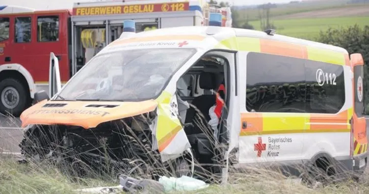 Ambulans kaza yaptı: Üç ölü