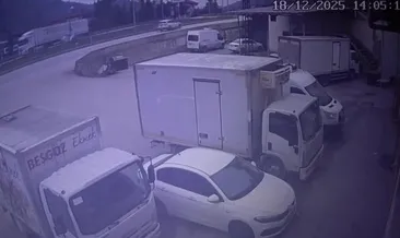 Aydınlatma direğine çarptı, aracı paramparça oldu! Genç avukatın öldüğü feci kaza kamerada