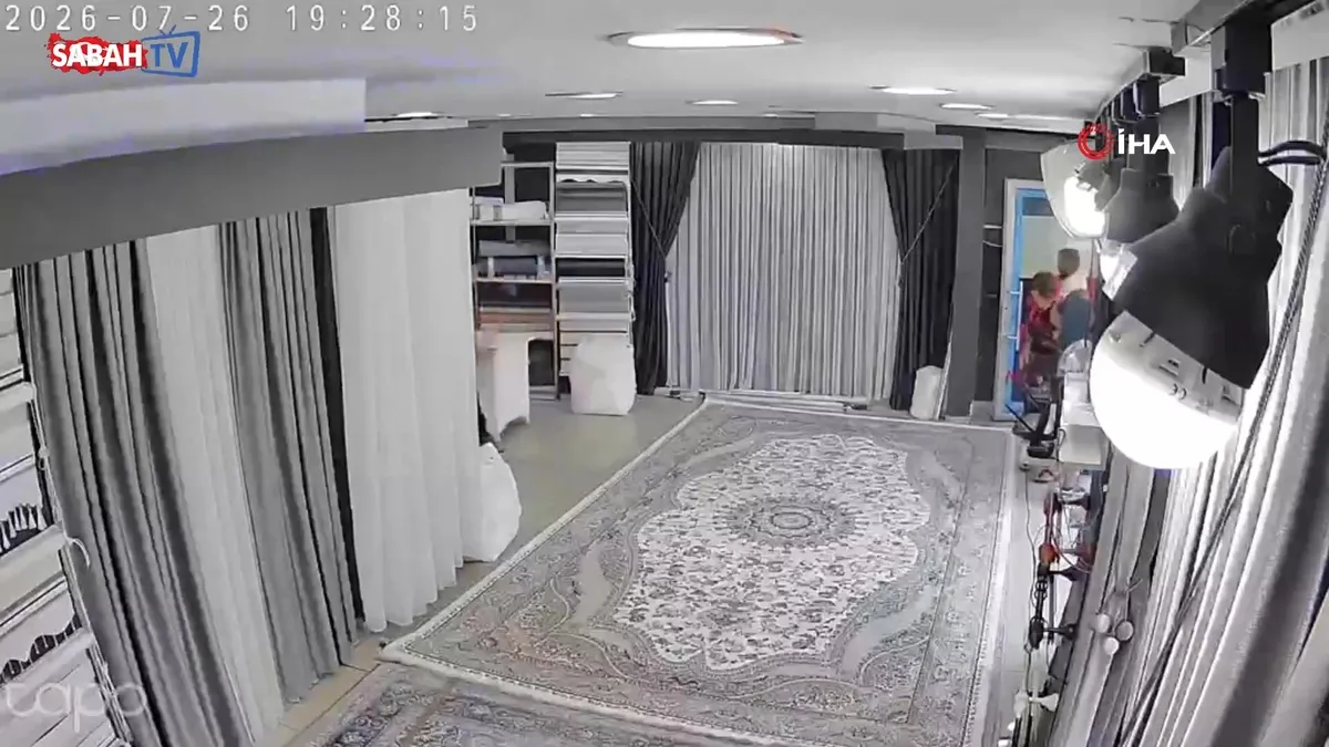 Sopa ve bıçakla kovaladıkları adam perde dükkanına dalınca ortalık karıştı! O anlar kamerada videosunu izle Sopa ve bıçakla kovaladıkları adam perde dükkanına dalınca ortalık karıştı! O anlar kamerada videosunu izle